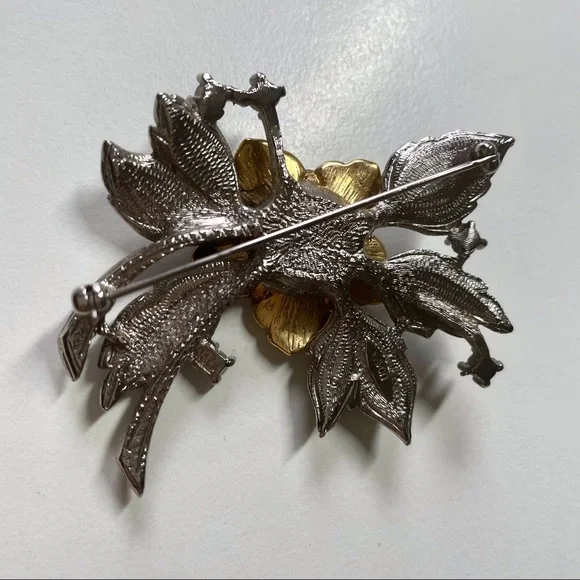 Vintage Avon Signed Brooch - Picture 2 of 2